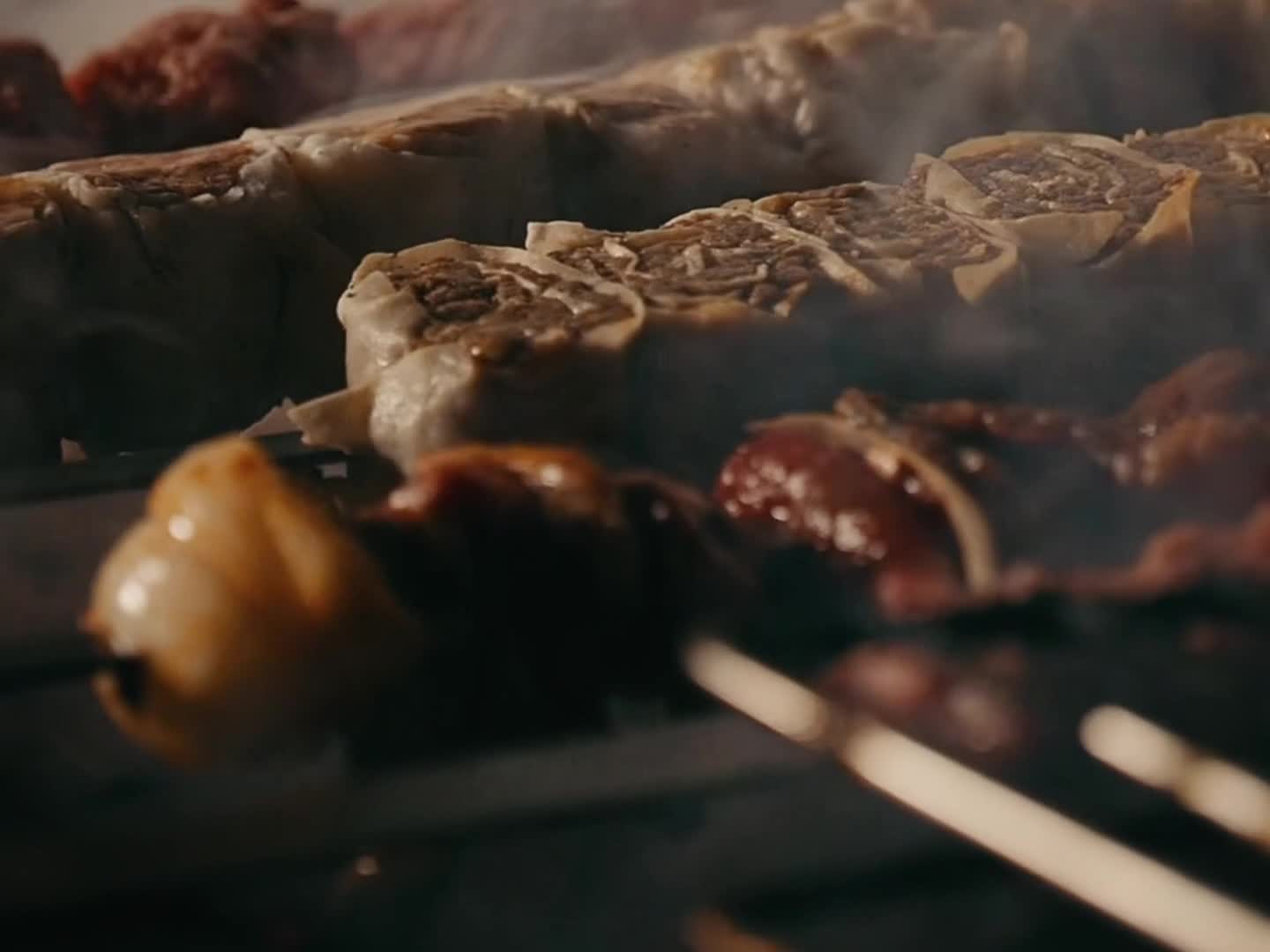 شواء اللحم على الفحم في كارفر